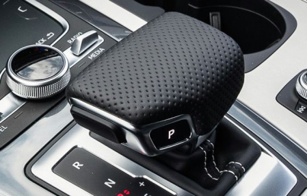 Накладка ручки КПП A4 (8W/B9), A5 (T5/B9), Q7 (4M) кожаная перфорированная
